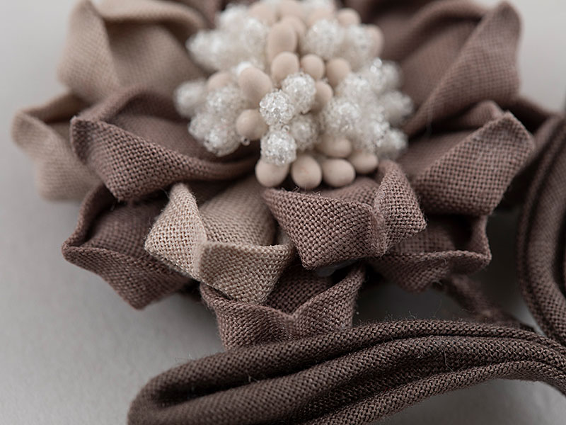 のり台で寝かせず、ボンドを使ってつまむ花びらが特徴です。