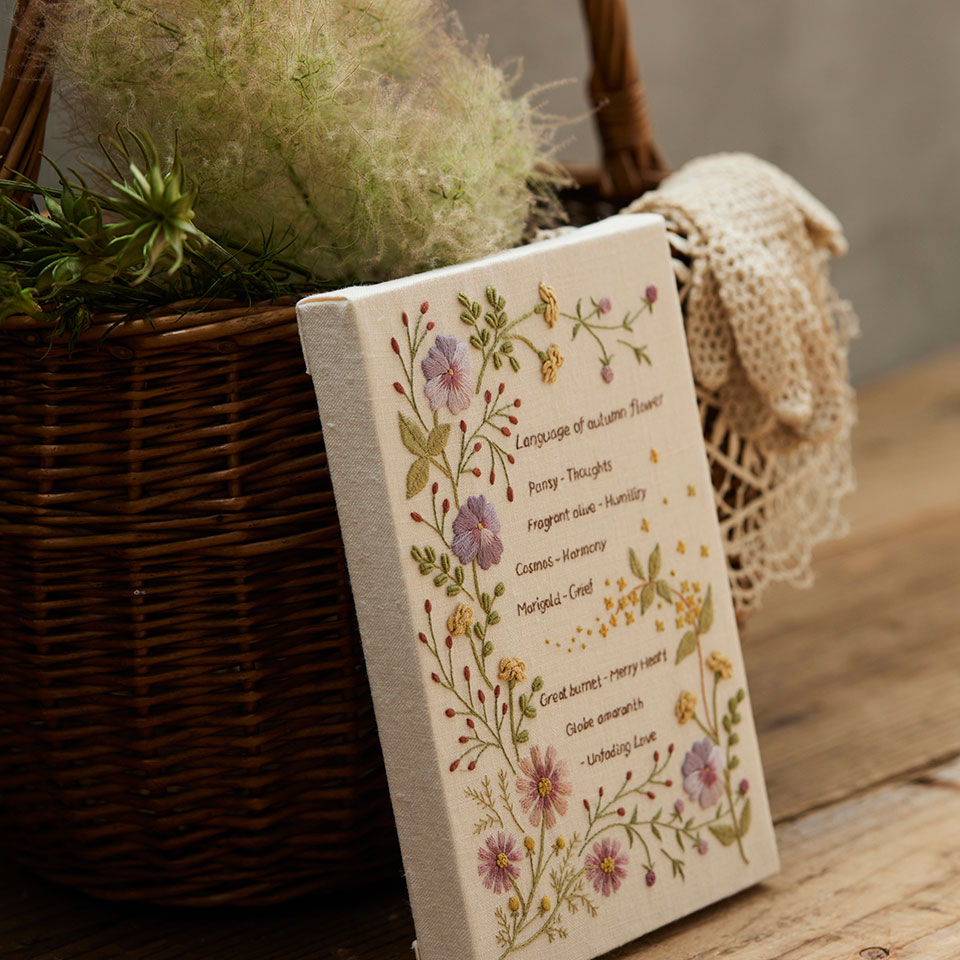 atelier de noraさんのボタニカル刺繍キット「秋の草花 パネル」