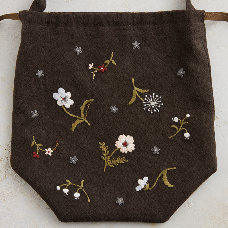 Rairaiさんの花咲く刺繍「巾着バッグ」