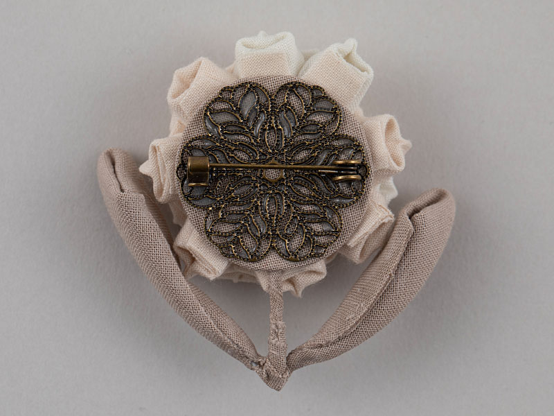 裏側。茎の作り方はポイント動画解説もついています。