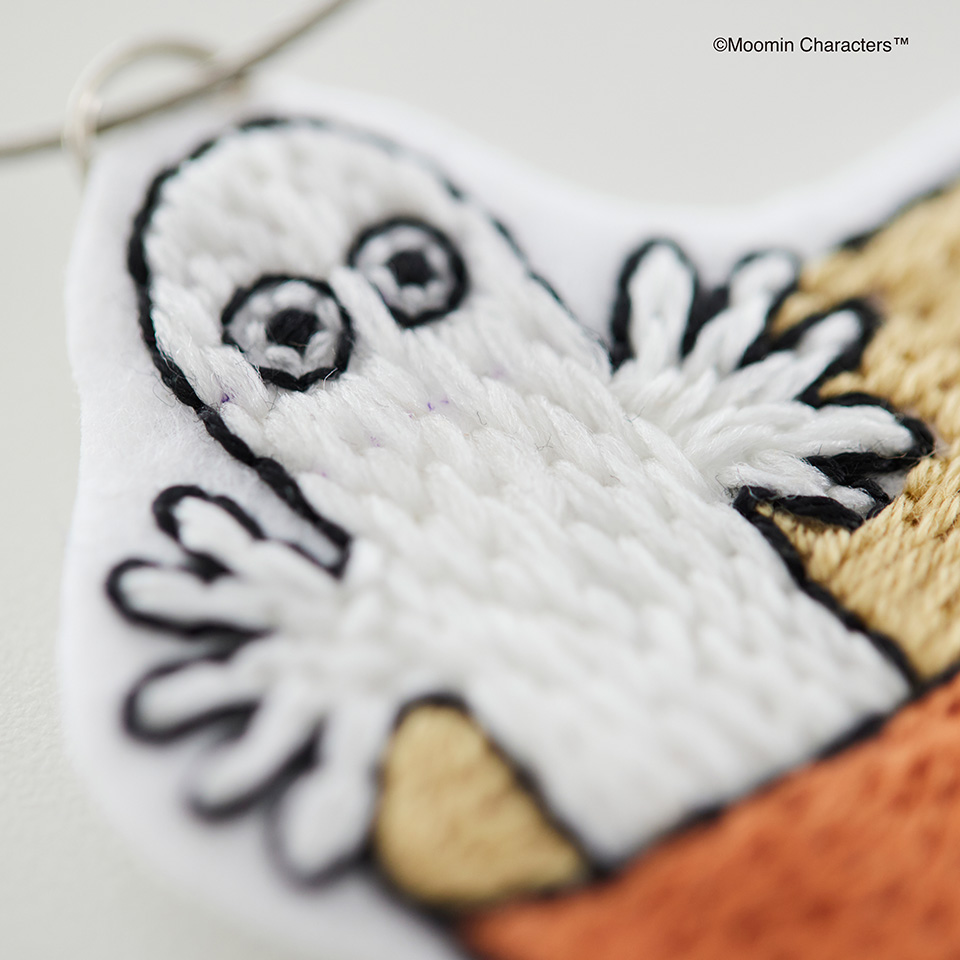 ほんのり光る!ニョロニョロ刺しゅうキーホルダー〈カップ〉