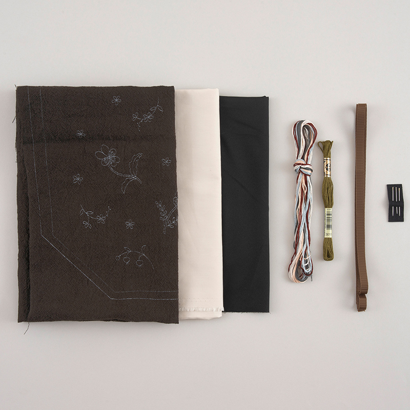 Rairaiさんの花咲く刺繍「巾着バッグ」