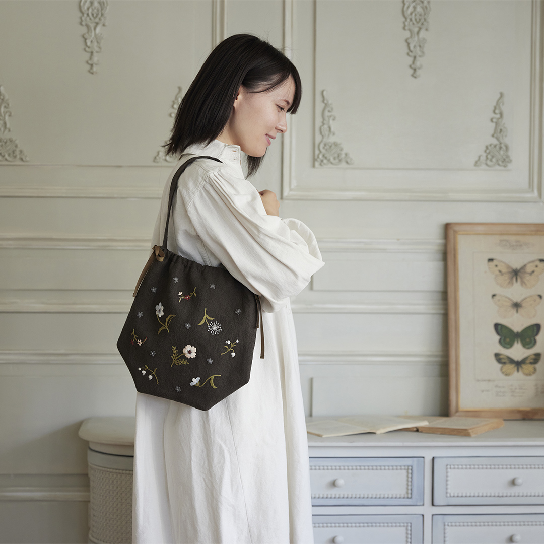 Rairaiさんの花咲く刺繍「巾着バッグ」