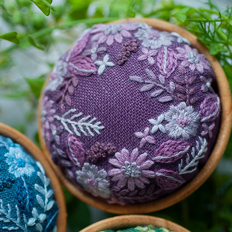 ピンクッション 花冠 パープル～『yulaの刺繍 草花の処方箋』刺しゅうキットシリーズ