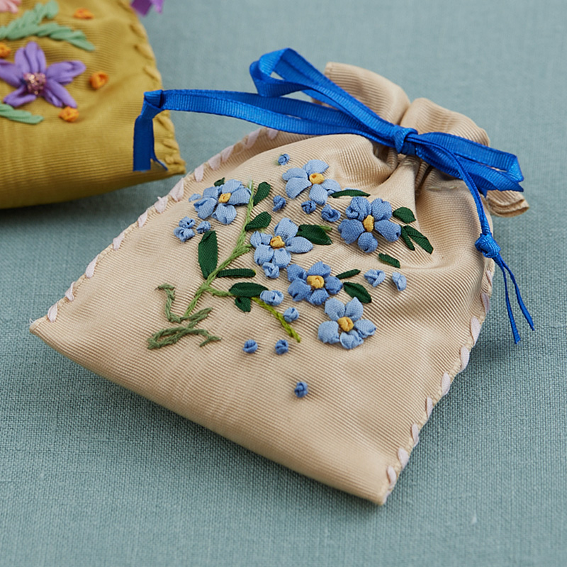 お守り袋［ブルー］?『花のリボン刺しゅう』刺しゅうキットシリーズ