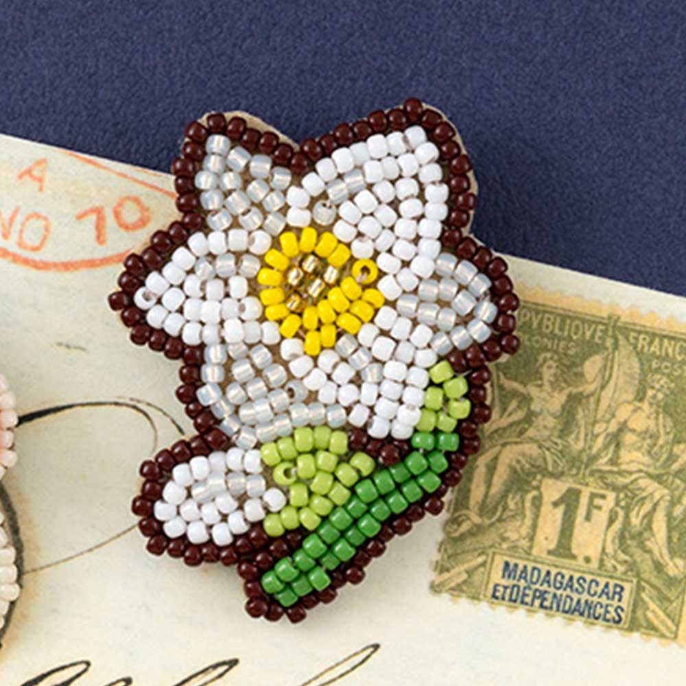 お花刺しゅうブローチ［スイセン］