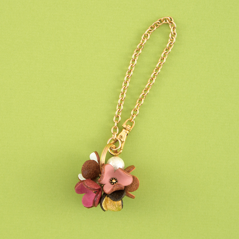 フラワーレザーのバッグチャーム