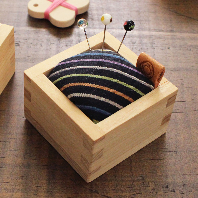 七宝の待針と小倉織の針山　くろ