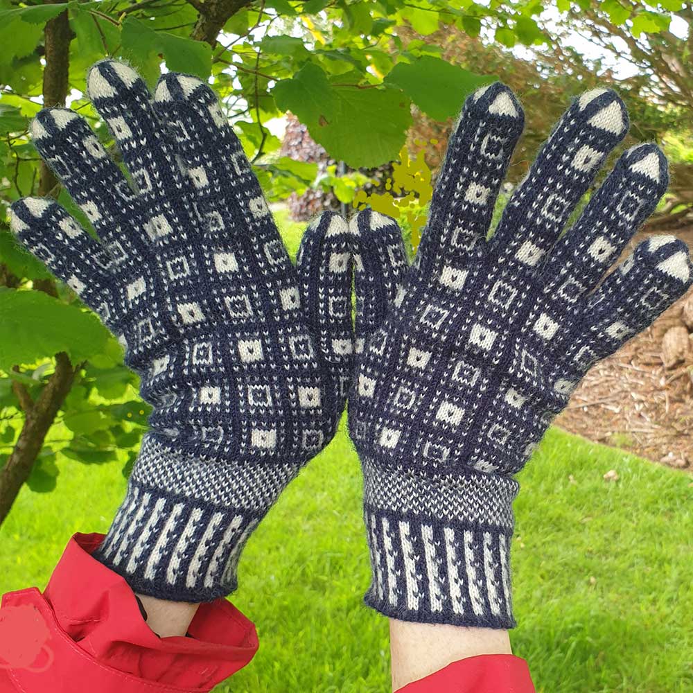 サンカ郵便局300年記念模様の手袋