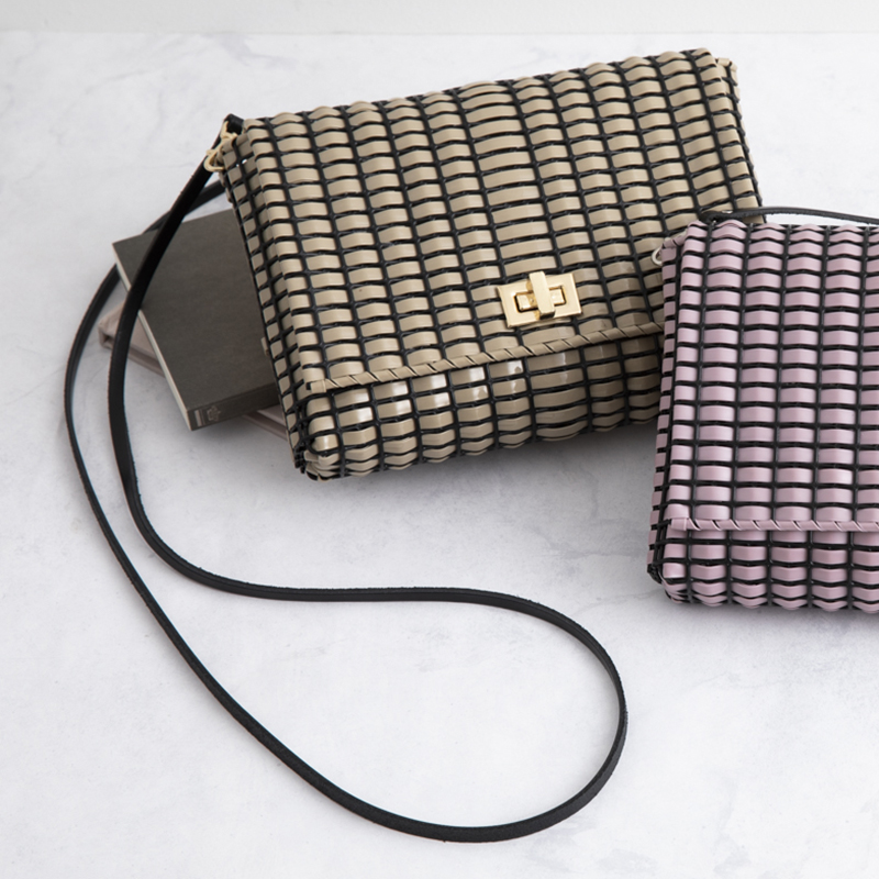 レンガブロック柄のショルダー エナメルグレージュ