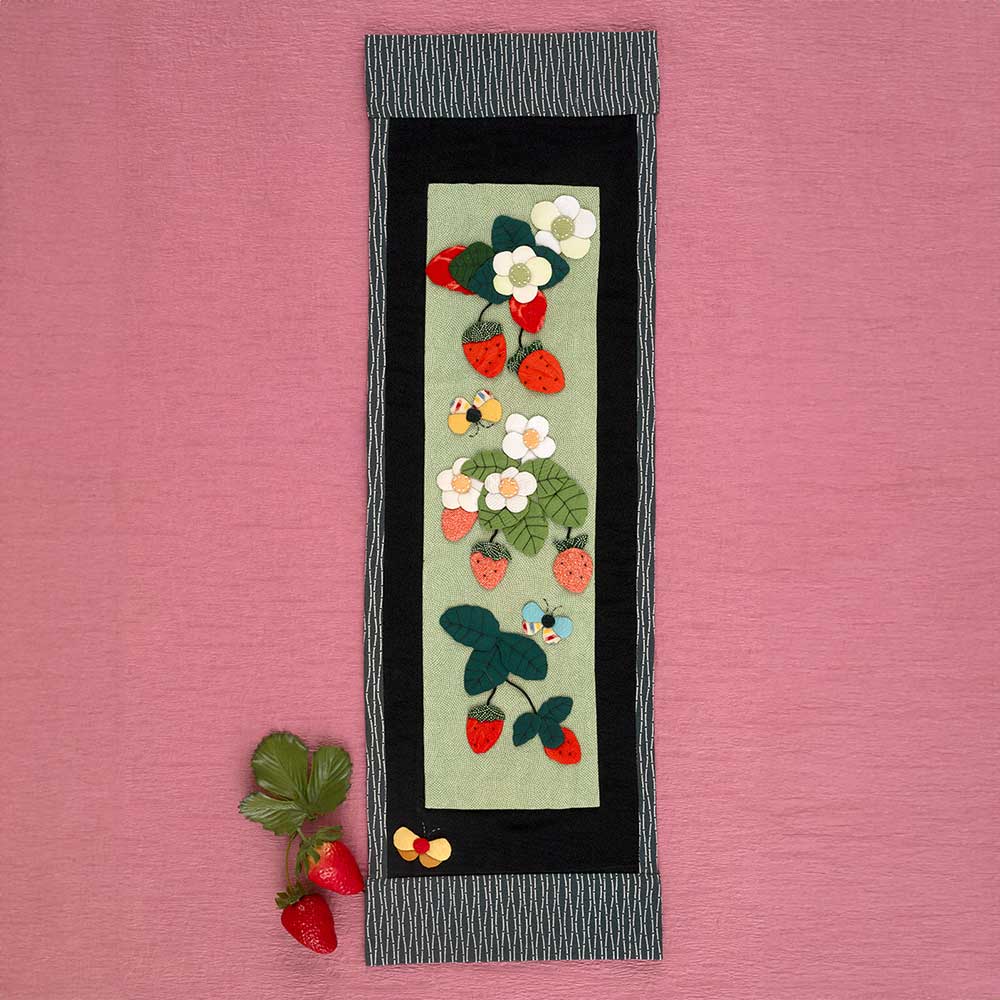 いちごのお花のタペストリー