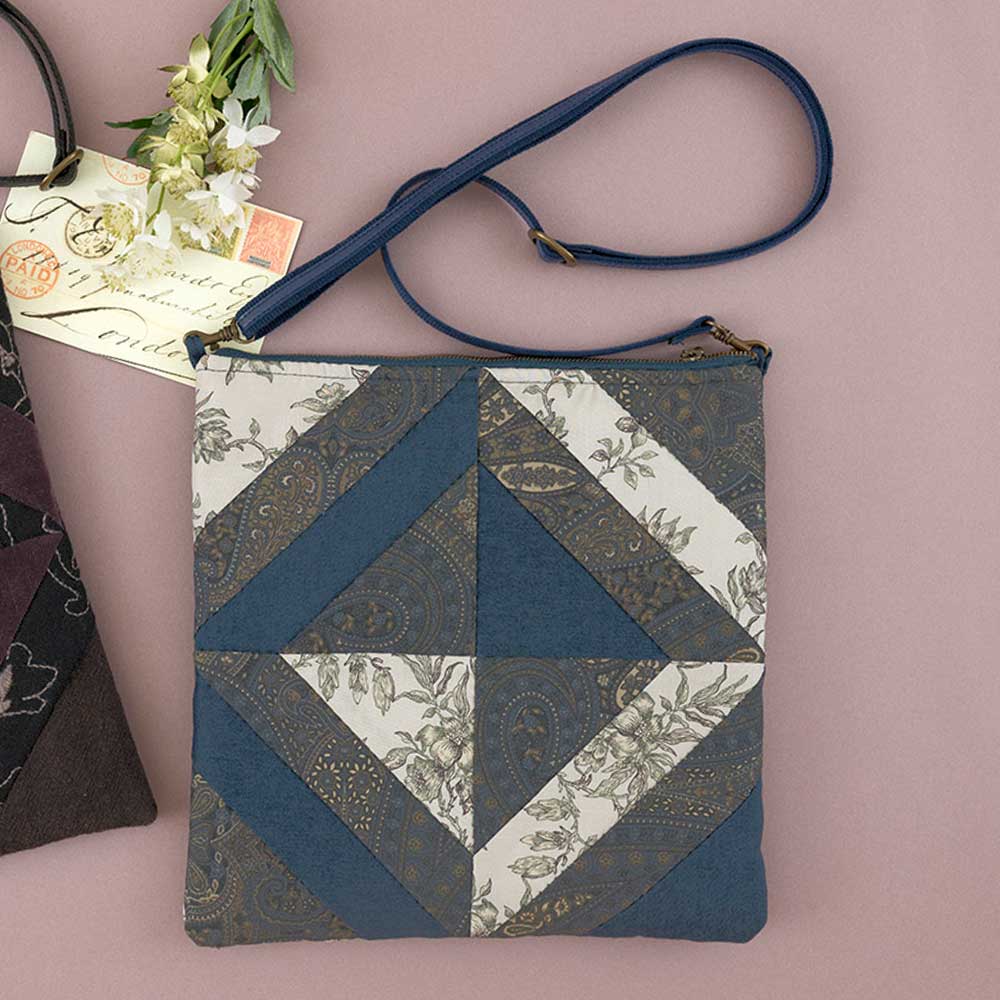 ペイズリー柄のショルダーバッグ