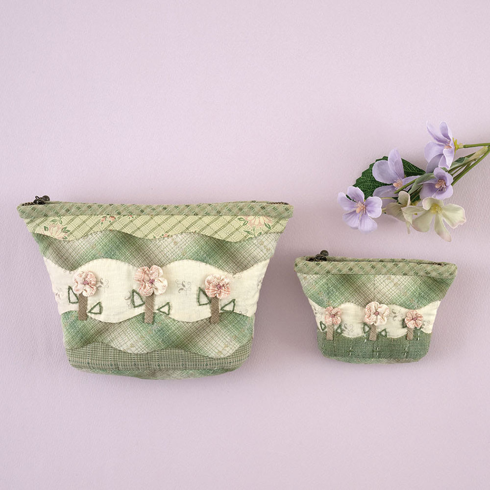 優しいグリーンのポーチ&コインケース