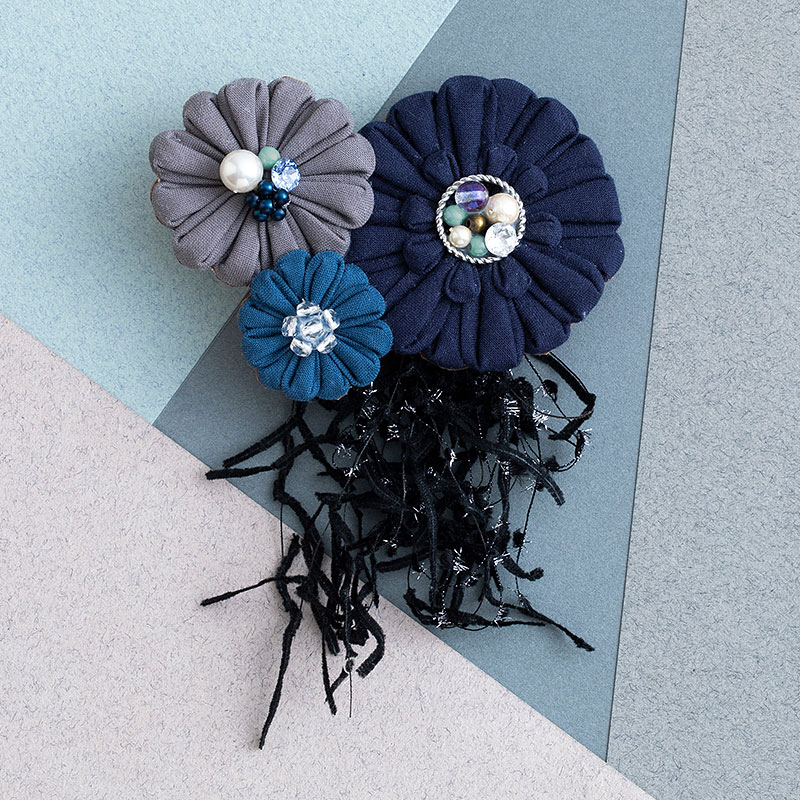 ガーベラのブローチ［ネイビー］