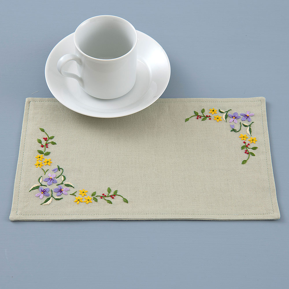 暮らしを彩る花刺繍［クラシカルフラワーのカフェマット］