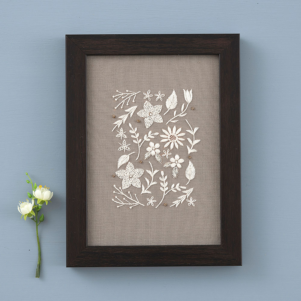 暮らしを彩る花刺繍［一色刺繍のパネル（フレームつき）］