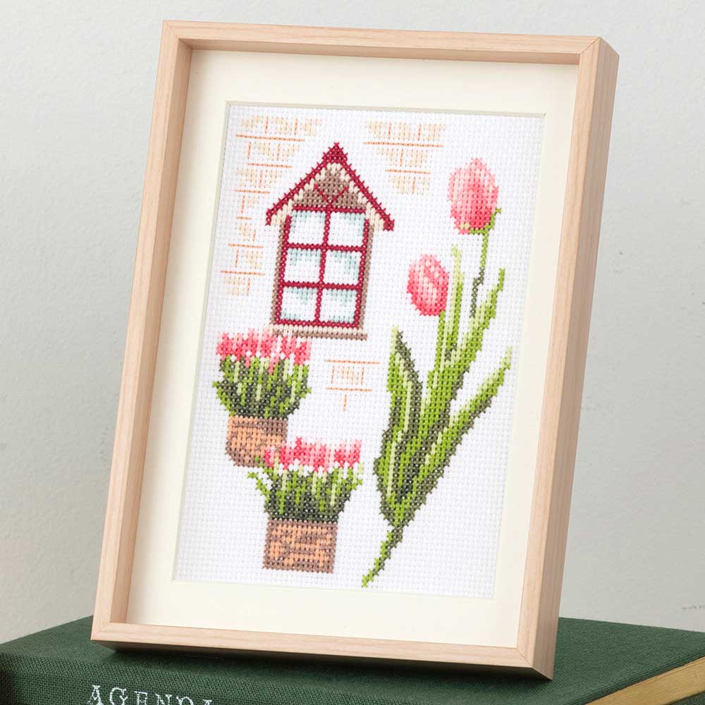 窓辺の植物を楽しむクロスステッチ チューリップ