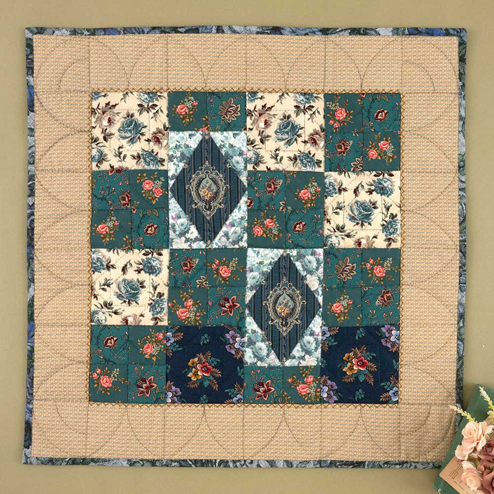 アンティークな四角つなぎのタペストリー