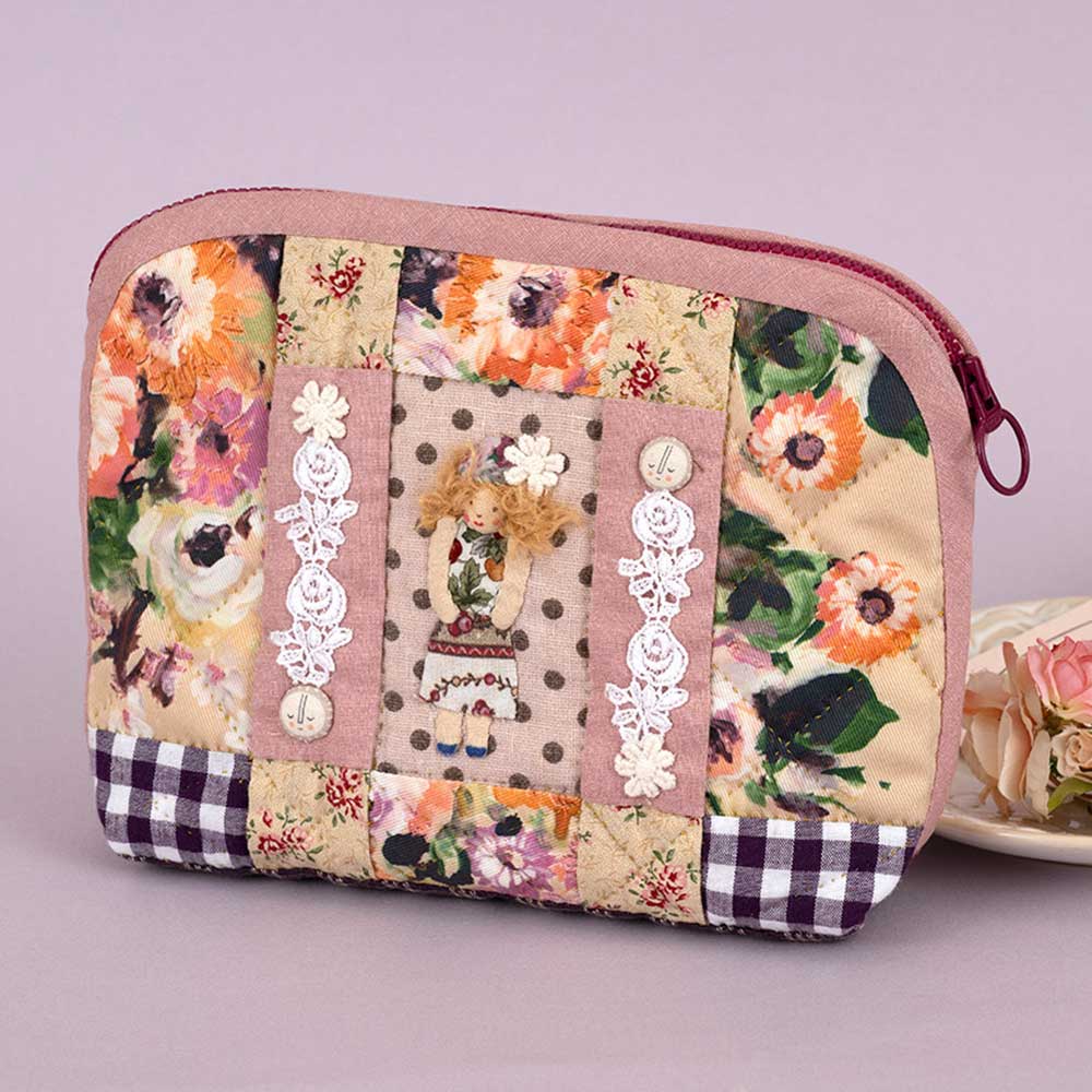 ドールアップリケのポーチ