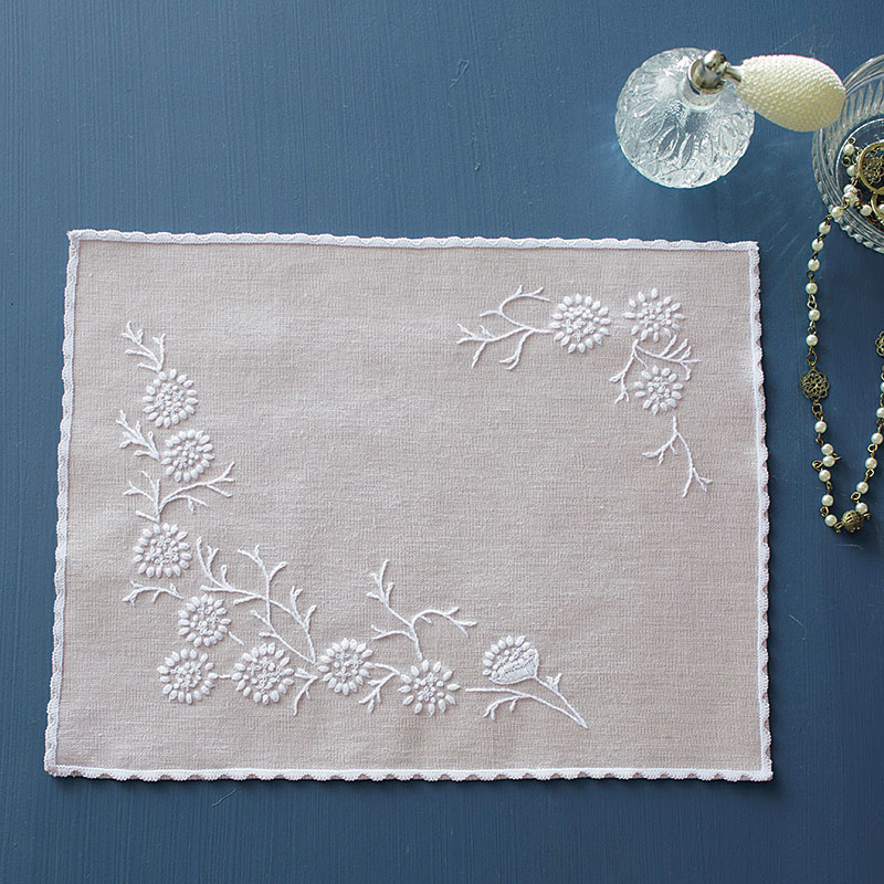 戸塚刺しゅう協会・戸塚薫さん監修 花刺しゅうのドイリー