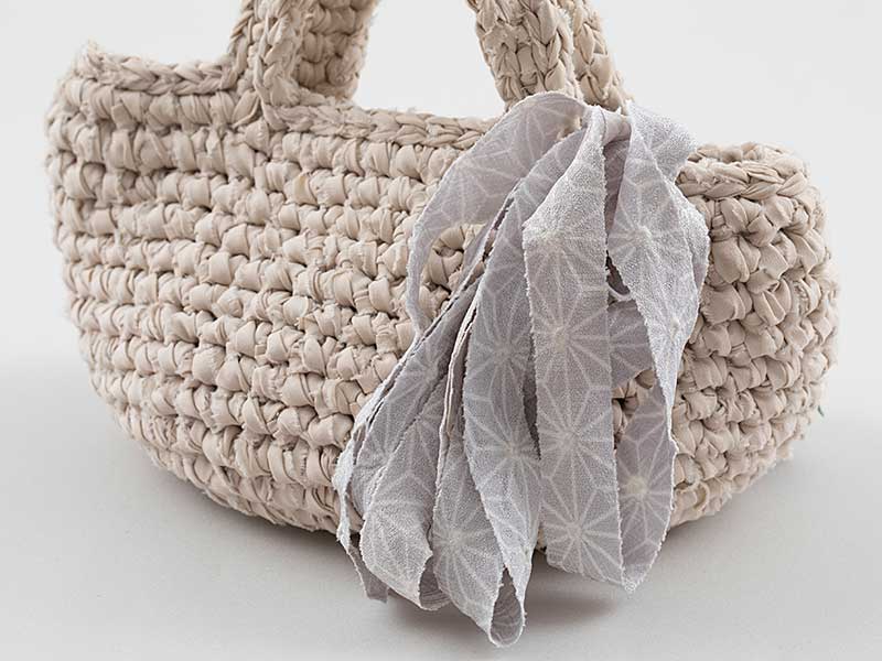 キモノヤーンで飾るミニバッグ［ベージュ×麻の葉柄］