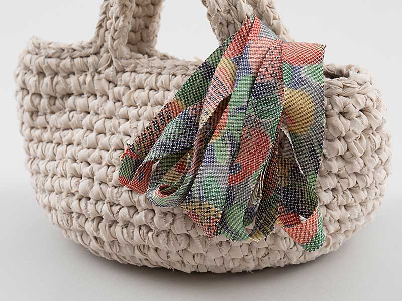 キモノヤーンで飾るミニバッグ［ベージュ×万寿菊柄］