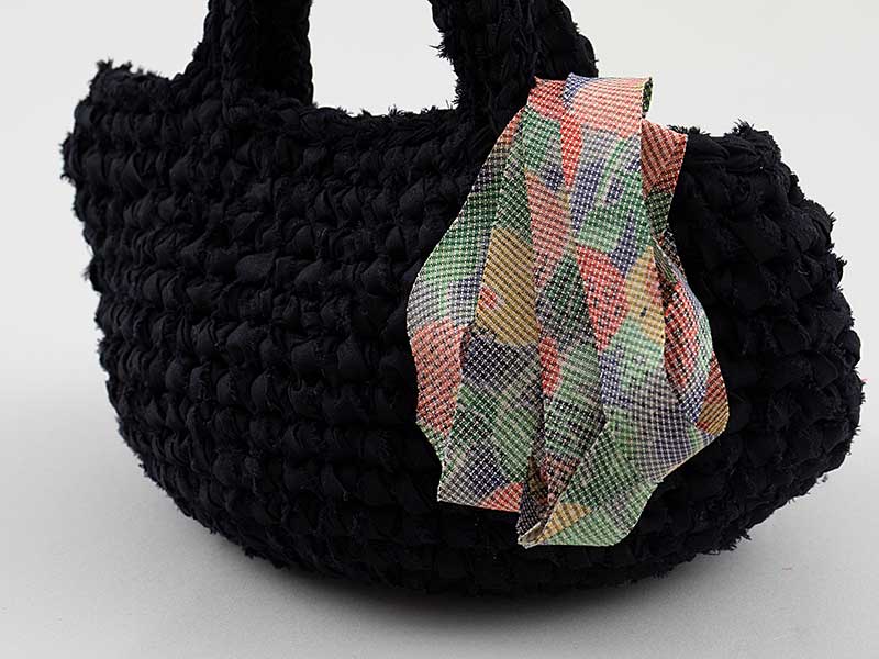 キモノヤーンで飾るミニバッグ［黒×万寿菊柄］