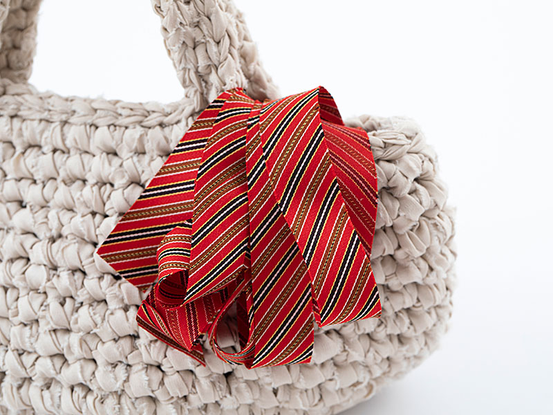 キモノヤーンで飾るミニバッグ［ベージュ×朱縞柄］