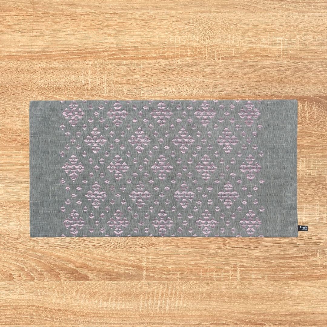 こぎん模様の刺し子クロス フラワーレース柄のテーブルランナー