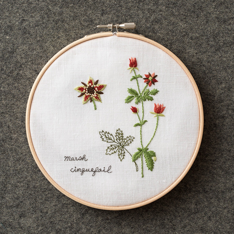 西須久子さんの草花刺繍枠［クロバナロウゲ］