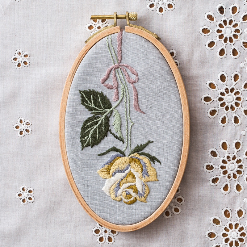 Rairai 蓬莱和歌子さんの花刺繍［薔薇のオーバルフープ］