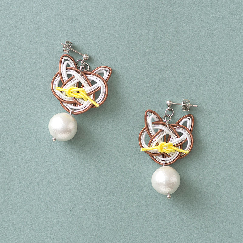 猫結びのピアス