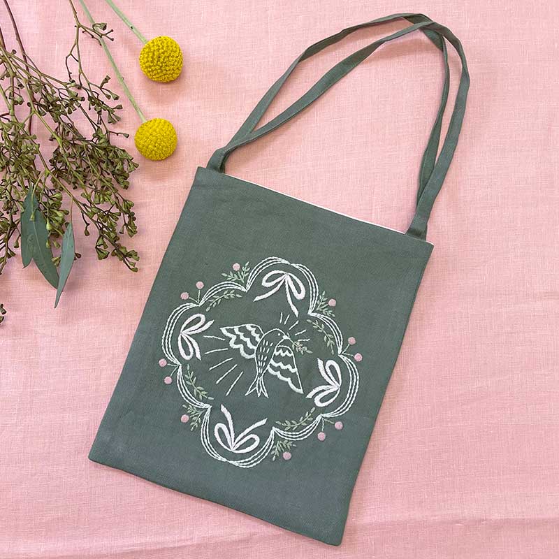 マカベアリスさんの刺しゅうキット「刺しゅうバッグ［ハッピーシングス］」