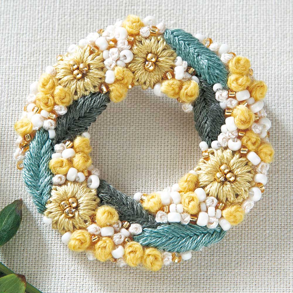 K.omonoさんの刺しゅうキット hanabatakeブローチ［イエロー］