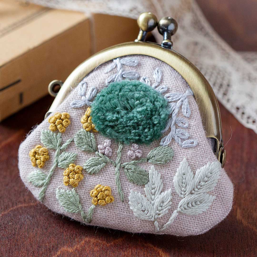 Chicchiさんの刺しゅうキット「スミルナフラワーのミニがま口［グリーン］」