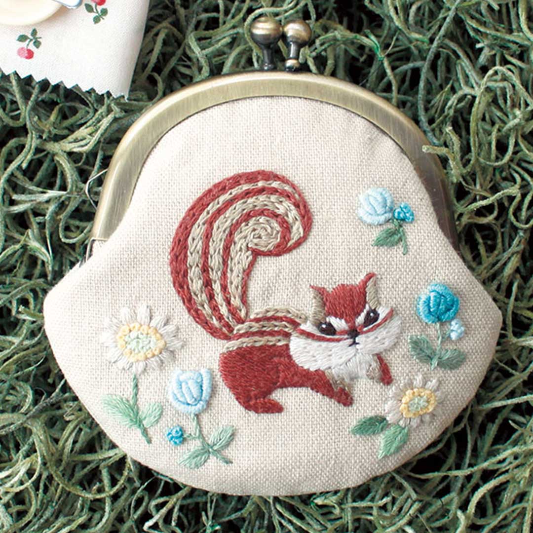 Chicchiさんの刺しゅうキット「野花と遊ぶりすさん」