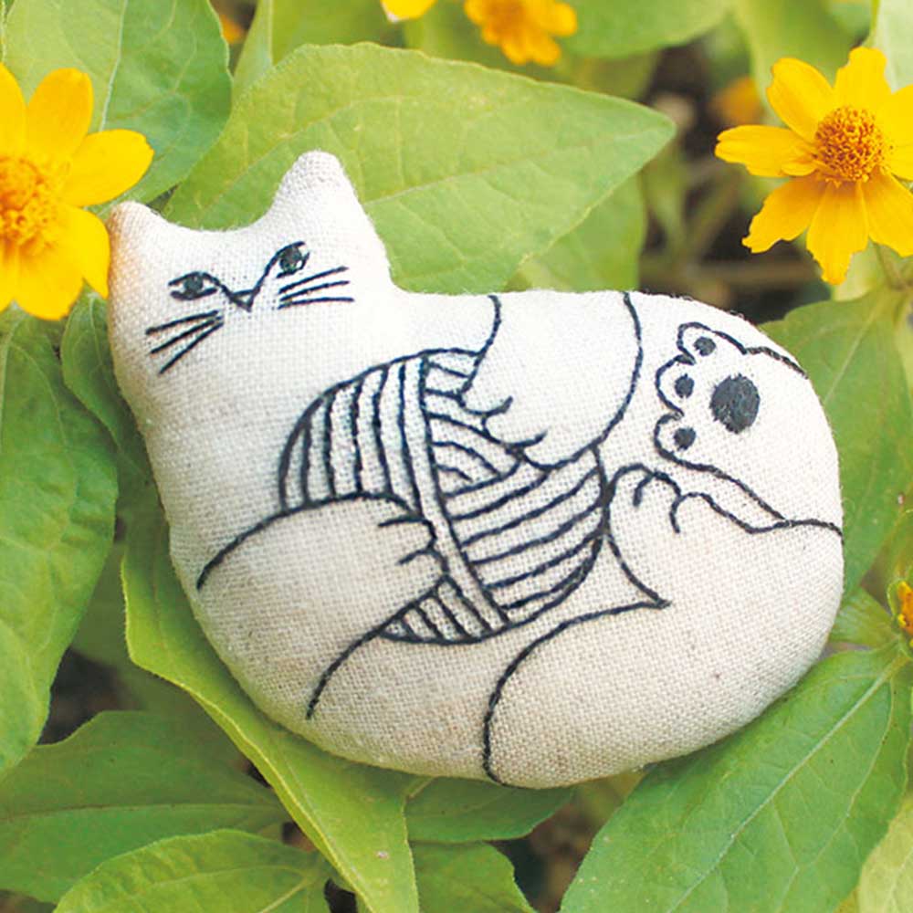 刺しゅうブローチ［へそ天］ キナリ