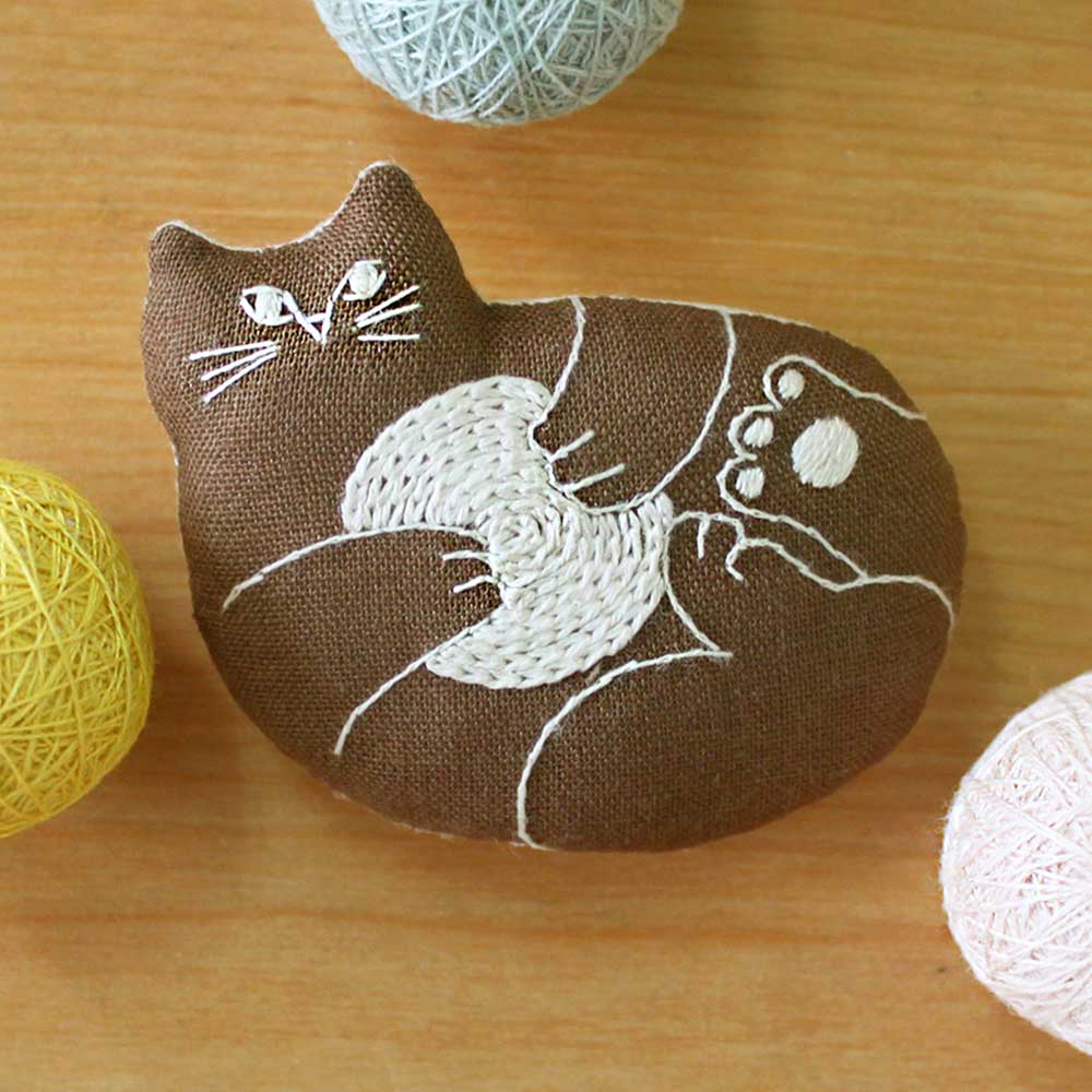 刺しゅうブローチ［へそ天］ 茶