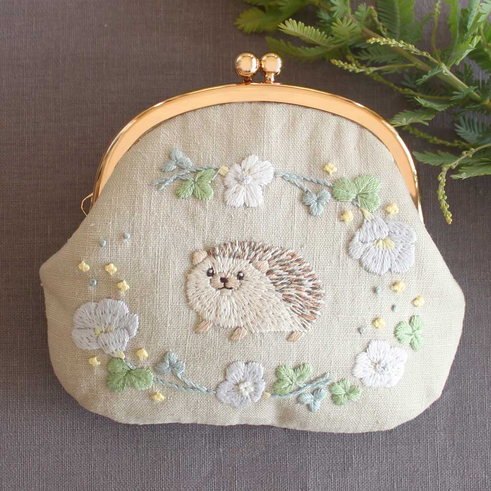 Chicchiさんのはりねずみさんとオキザリスのがま口