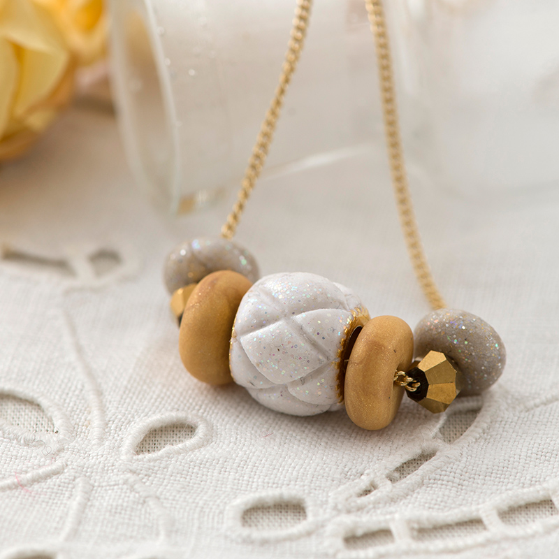 エレガントゴールドネックレス