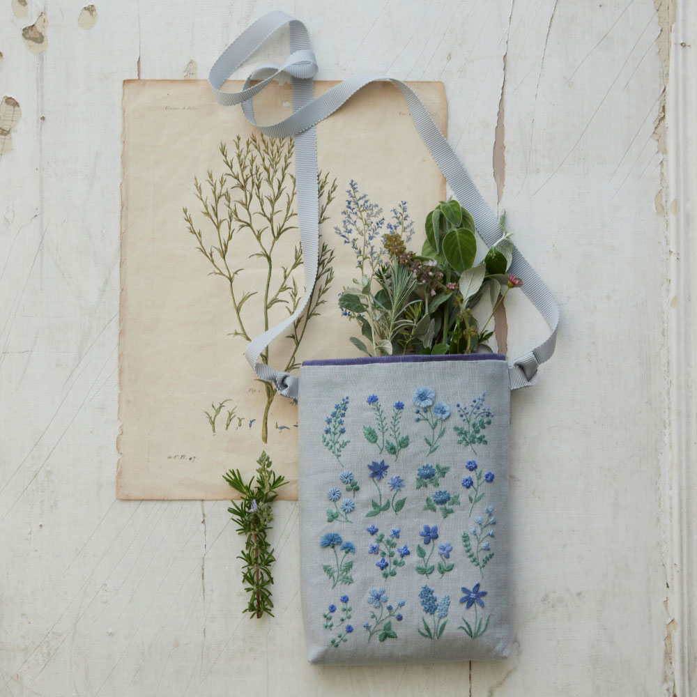 atelier de noraさんのボタニカル刺繍キット 「春の草花サコッシュ」