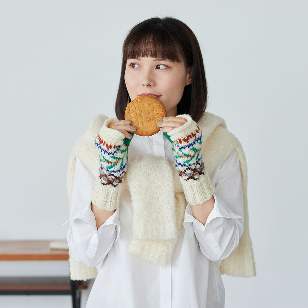 宇野千尋さんの 編み込み模様のハンドウォーマー［生成り］