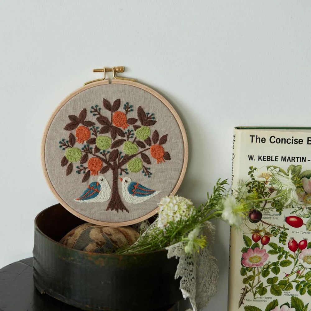 マカベアリスさんのウール刺繍  Peaceful scenery 穏やかな風景 ［Tree of grace めぐみの木］