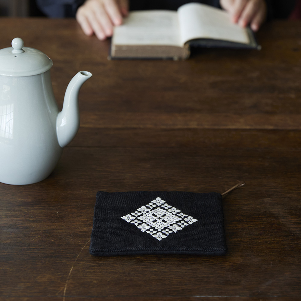 モノトーンのこぎん刺し 〈やすこの花囲みのポットマット〉