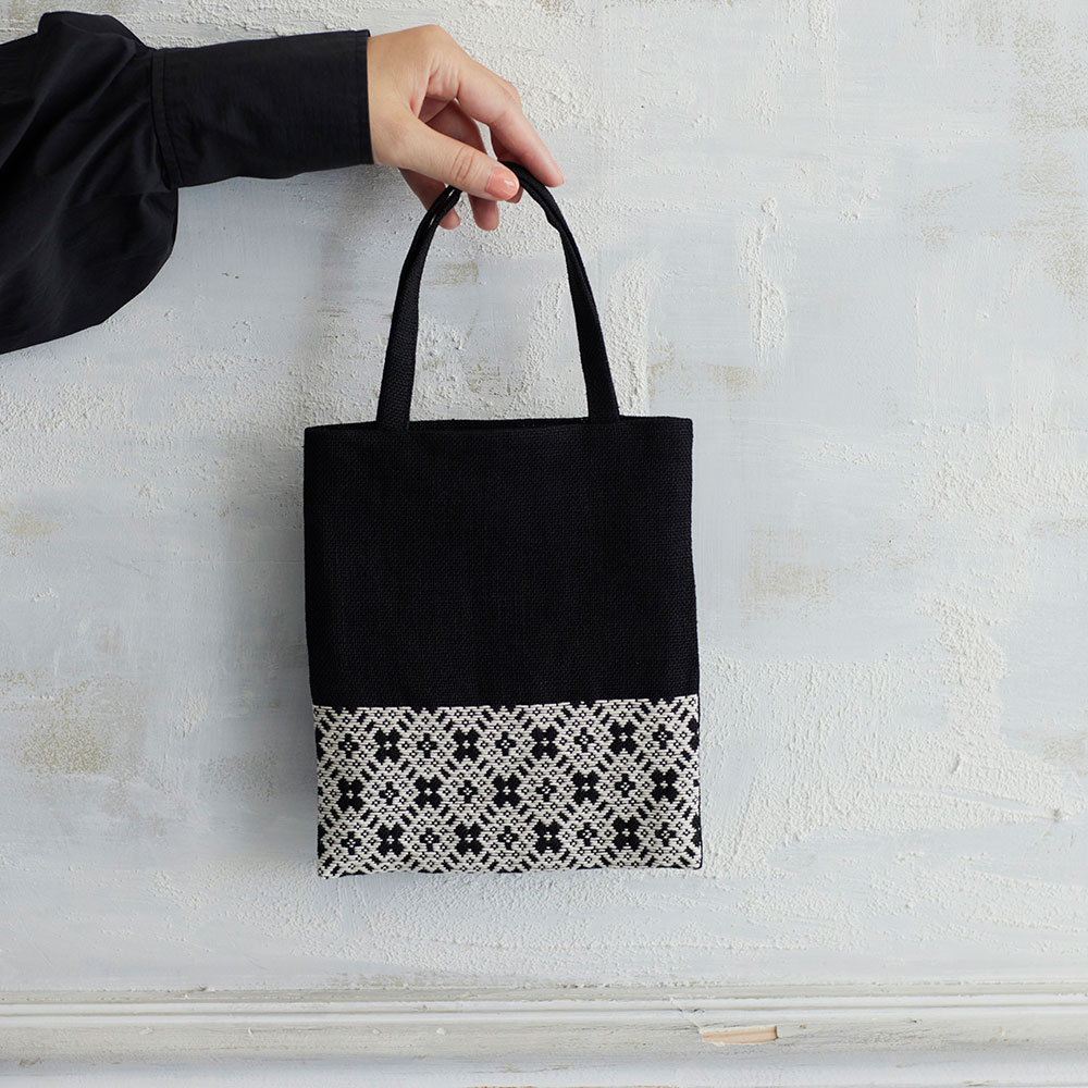 モノトーンのこぎん刺し　〈ステラのミニバッグ〉