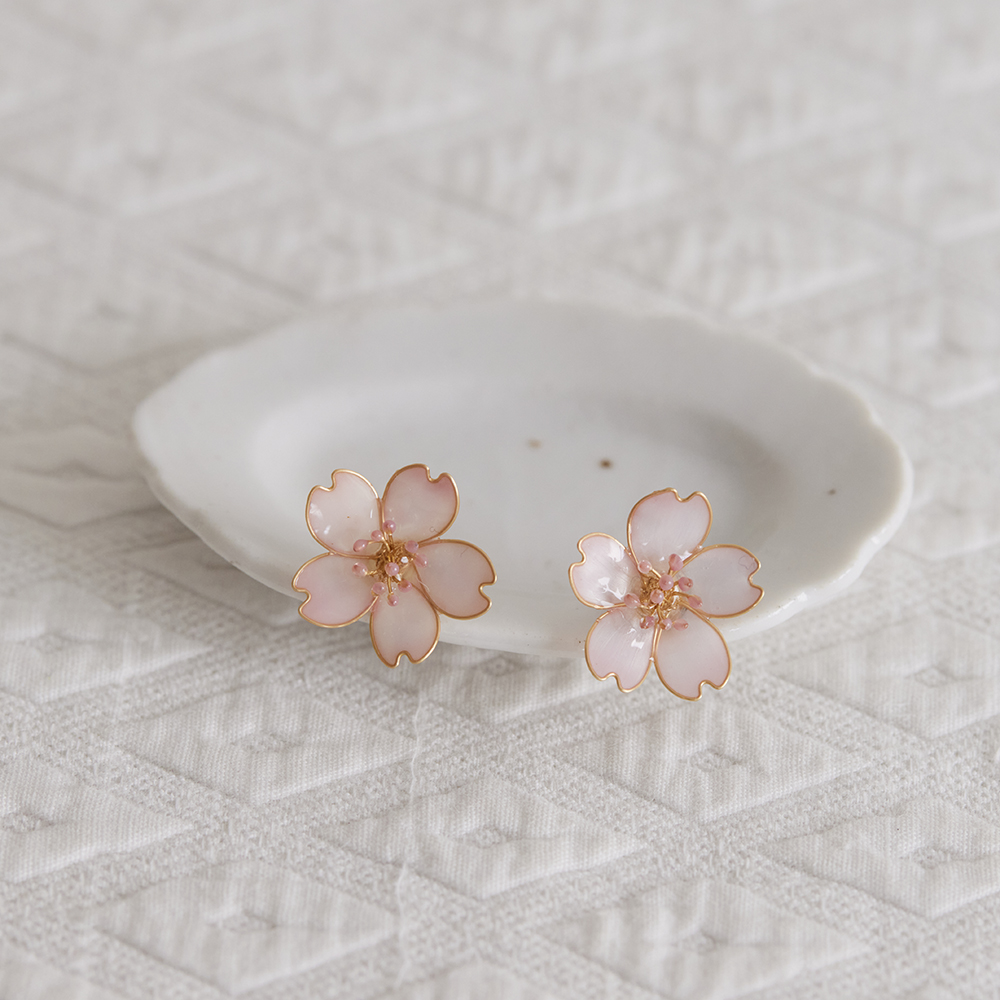 はじめてのディップアートアクセサリー　〈桜の耳飾り〉