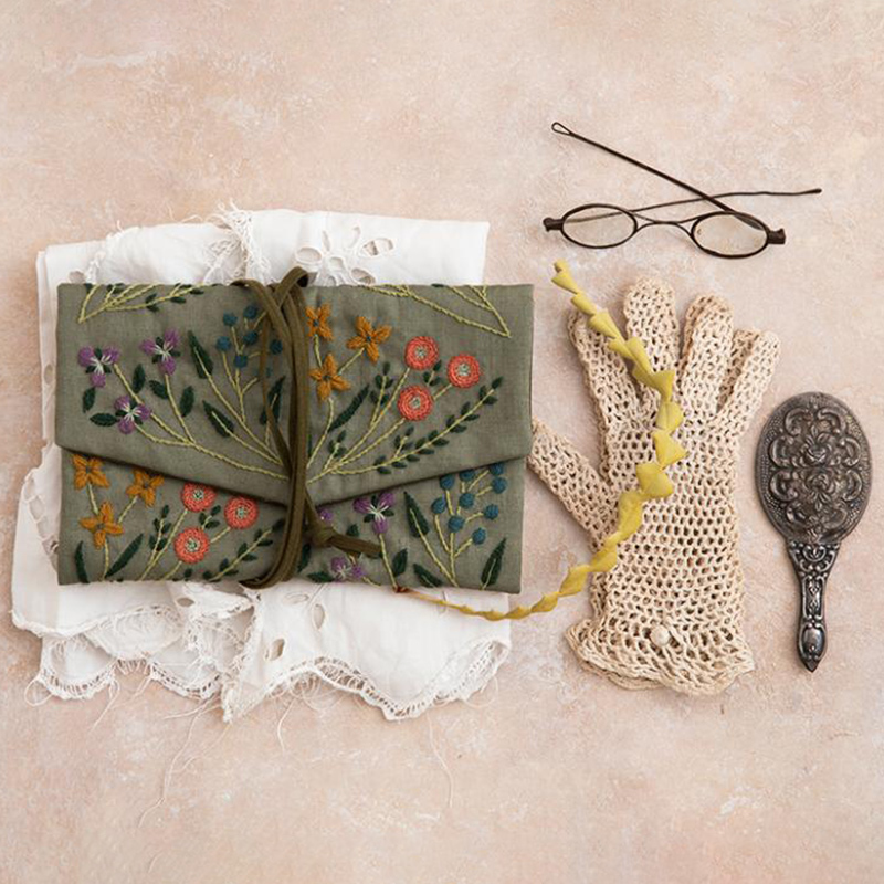 マカベアリスさんの草原に咲く花もようのクラッチバッグ