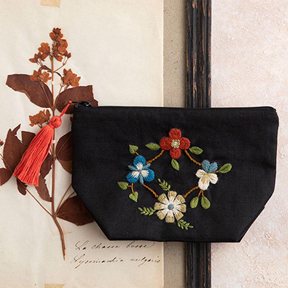 マカベアリスさんの摘んだ野の花のポーチ