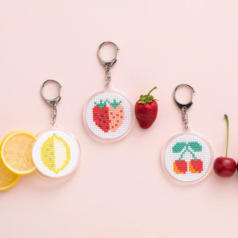 Gera! 丸岡京子さんのクロスステッチキット キーホルダー「フルーツ」