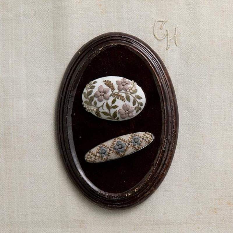 maki makiさんのリボンと刺しゅう糸で繊細に描く花刺繍 バレッタとブローチ